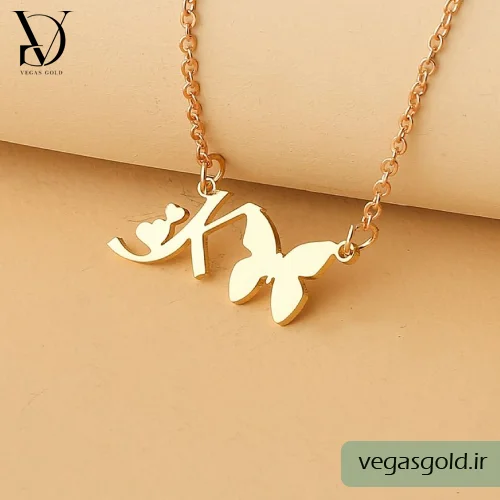 طراحی خاص پلاک طلا پروانه ای به همراه حرف